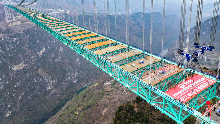 China termina la construcción de la estructura principal del puente más alto del mundo