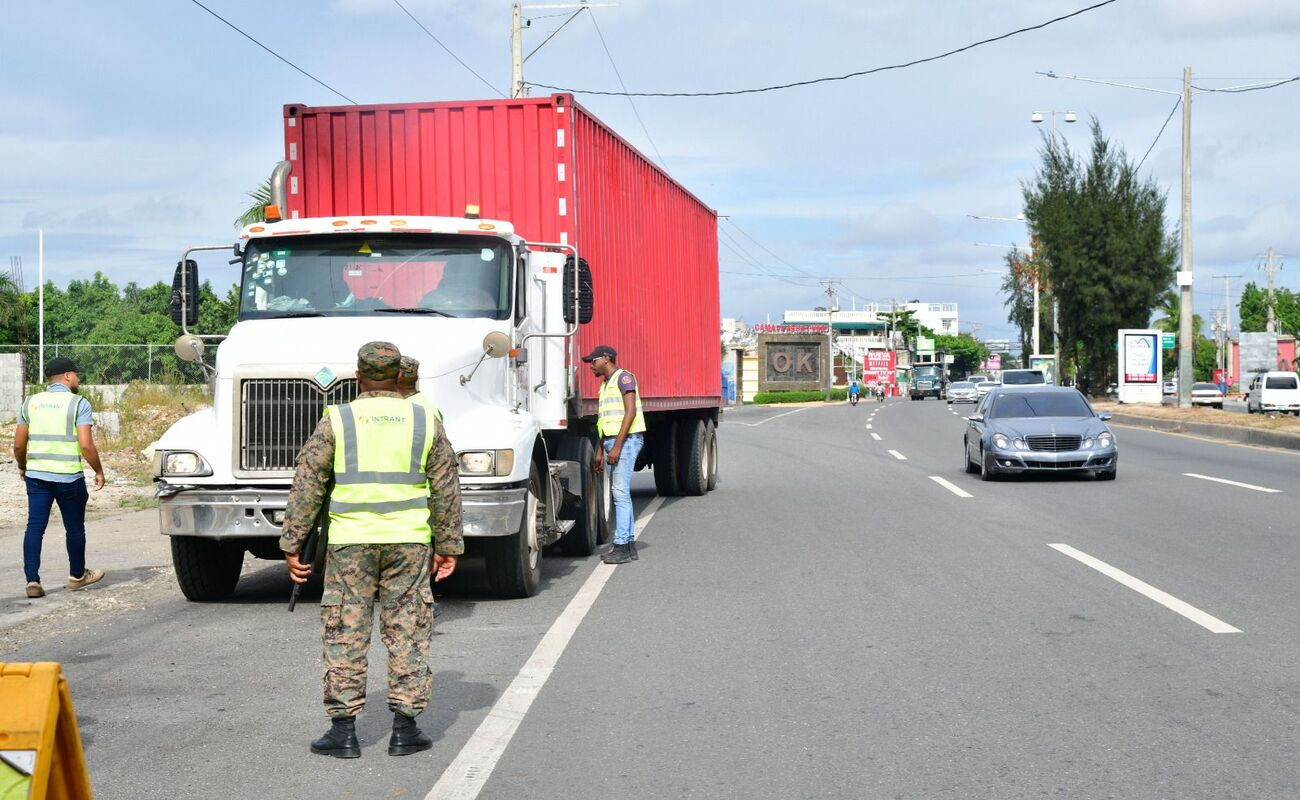 Intrant prohíbe circulación de vehículos pesados en el Malecón de SD para evitar accidentes