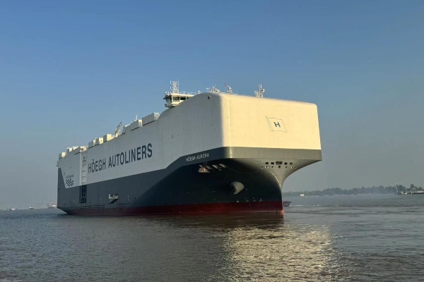 El Hoegh Aurora, el Portavehículos más grande del mundo, completa su tránsito Inaugural por el Canal de Panamá