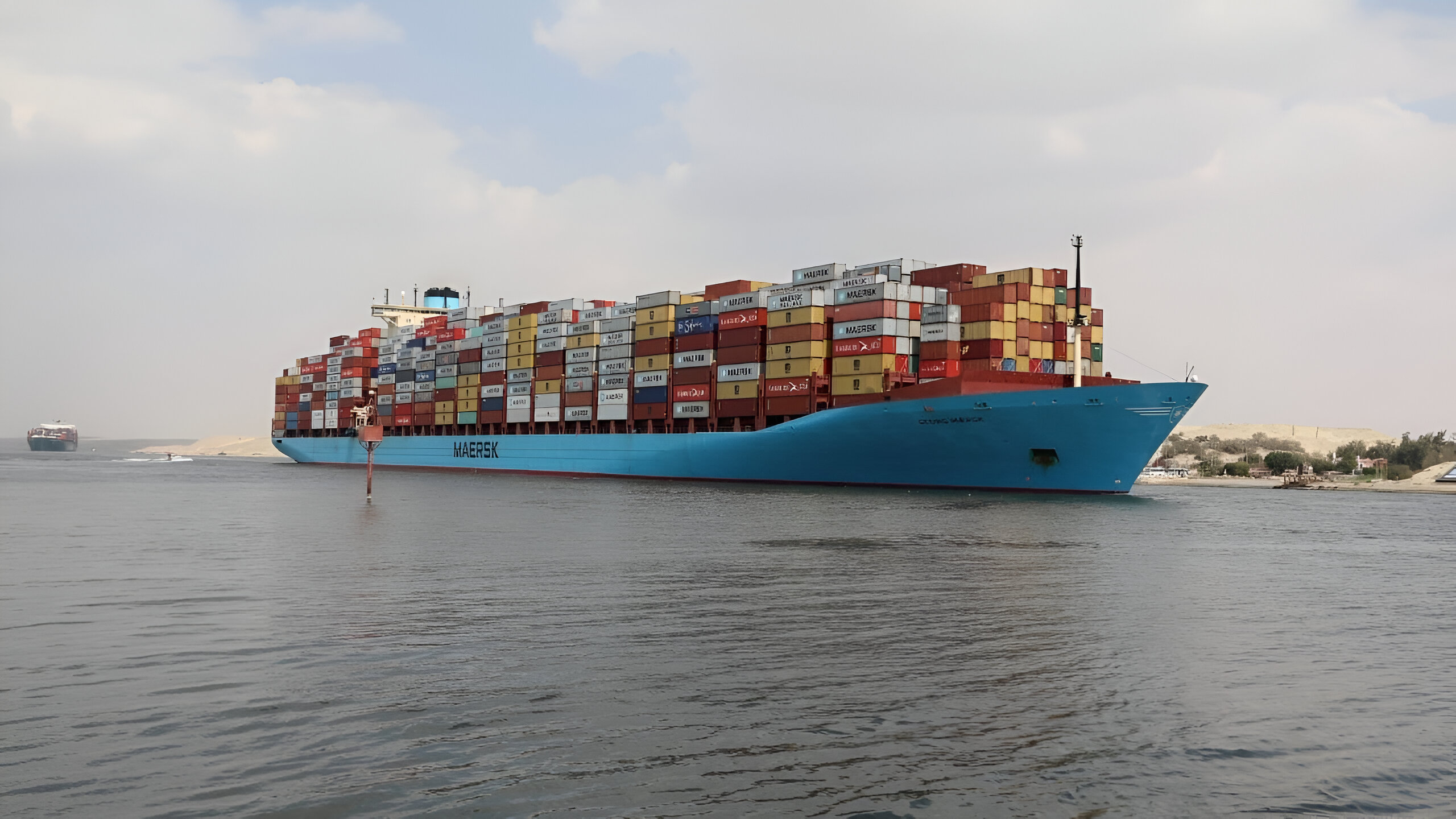 El canal de Suez recupera tráfico marítimo ante crecientes tensiones en el Mar Rojo