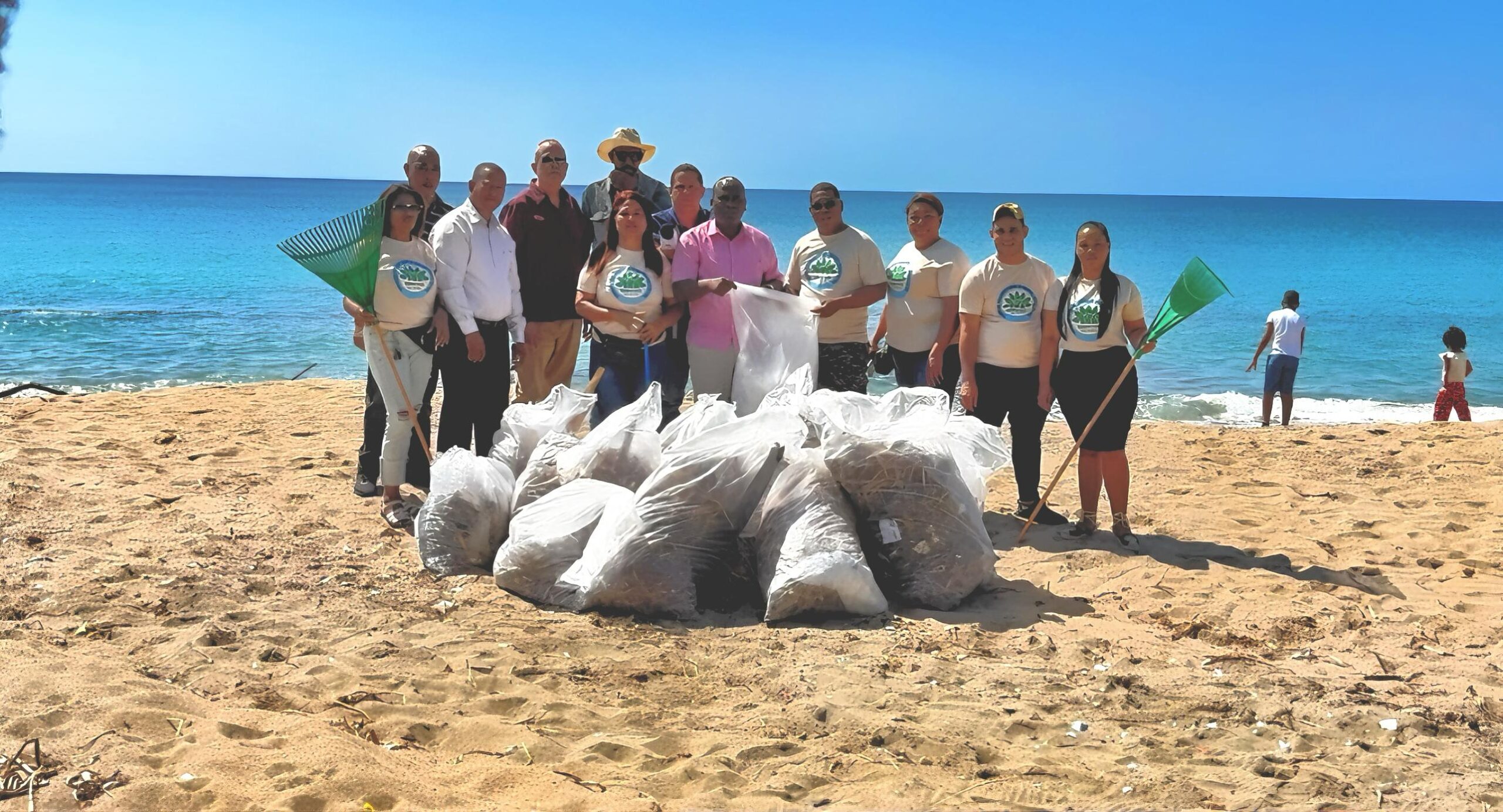 Fundación “Hablando Cosas de Mujeres con La Tía Yari” realiza Jornada de limpieza de Playa