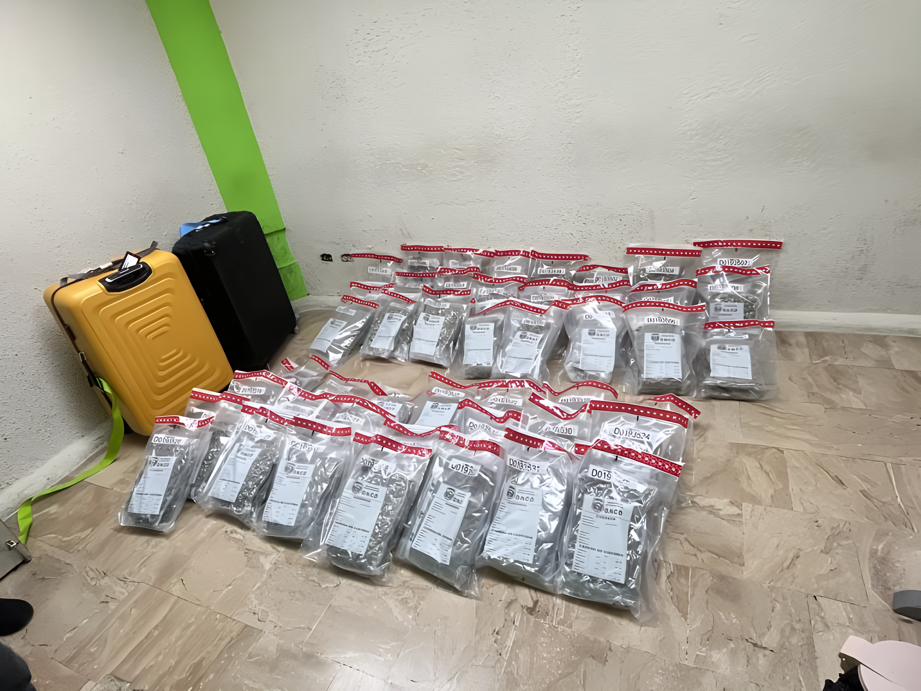 Incautación de 90 pacas de Marihuana y otra sustancia presunta de Crack en el Aeropuerto Internacional de Punta Cana