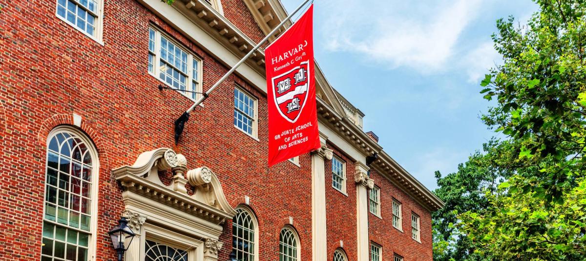 Administración Trump congela US$2.000 millones a la Universidad de Harvard
