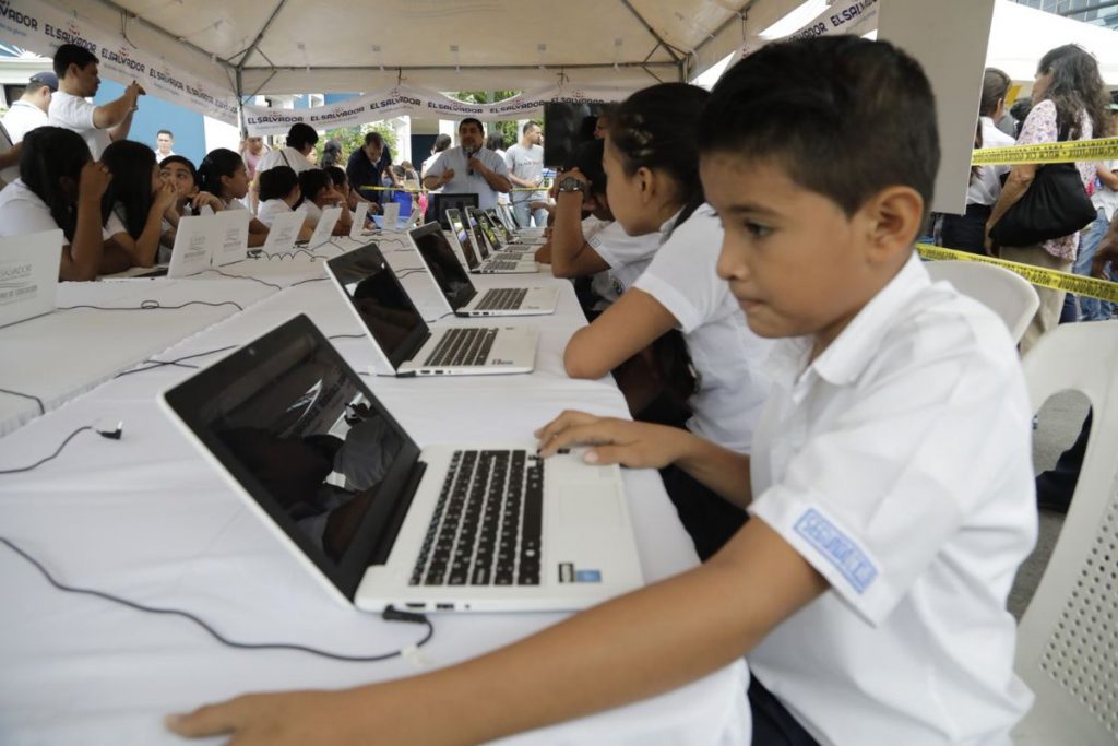 El Salvador impulsa avances tecnológicos en educación y ciberseguridad