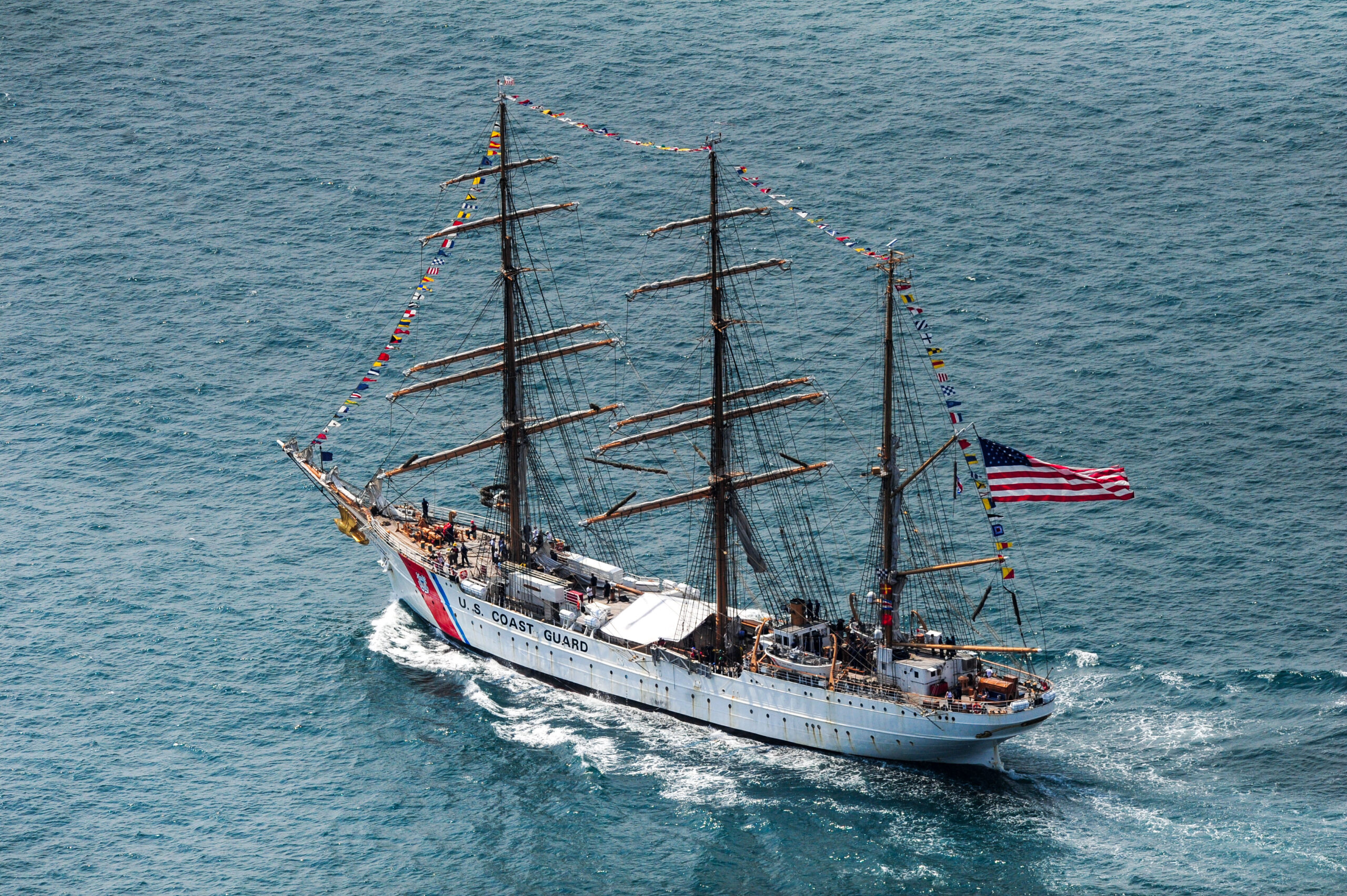 El imponente USCGC Eagle de la Guardia Costera de EE.UU., ya está en Puntarenas