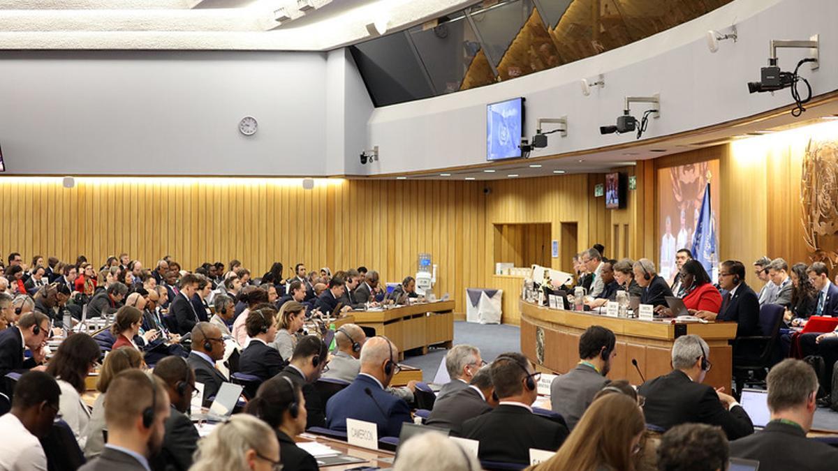 OMI aprueba sistema global para gravar emisiones marítimas
