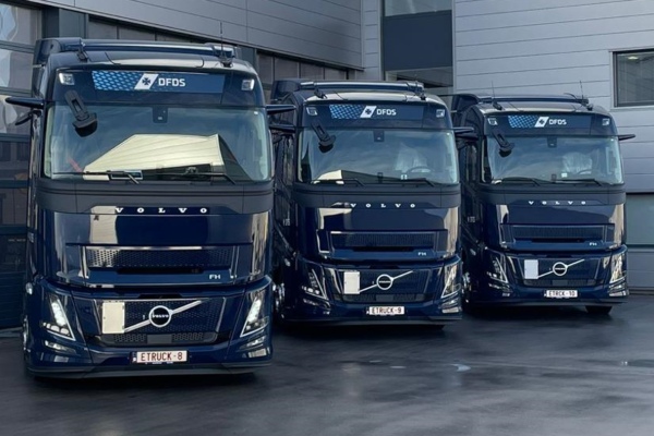 Volvo Trucks y DFDS impulsan logística nocturna entre Gante y el Puerto de Amberes