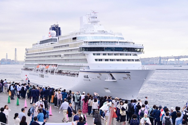 Puerto de Yokohama celebra la llegada del Asuka III el nuevo buque insignia de NYK Cruises