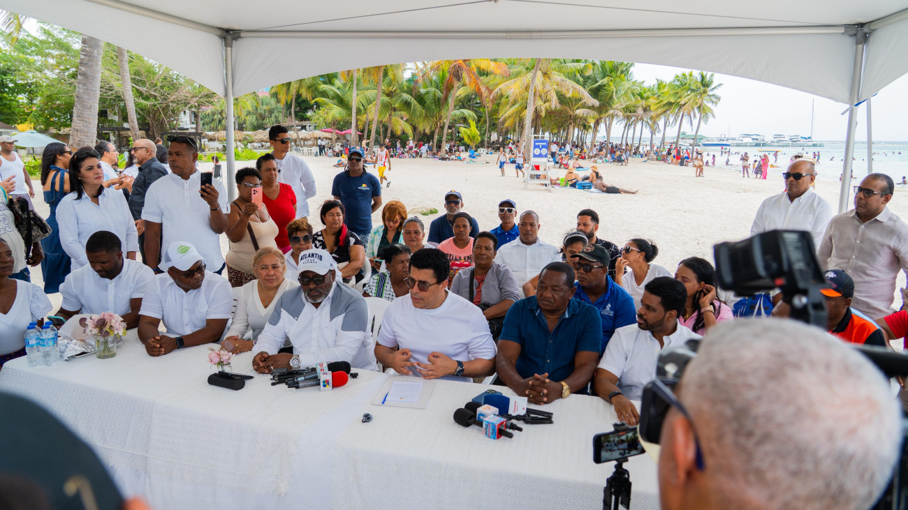 Turismo anuncia inversión de RD$600 millones para remodelar playa de Boca Chica
