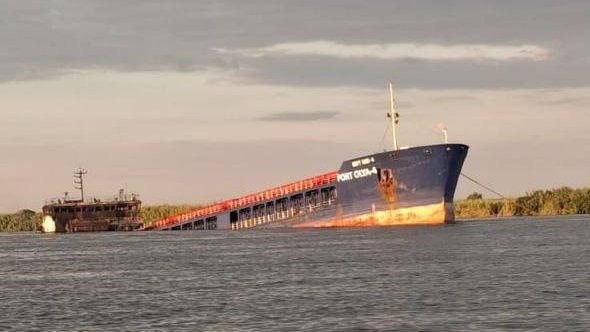 Buque queda semi hundido tras ataque ucraniano en puerto ruso de Olya