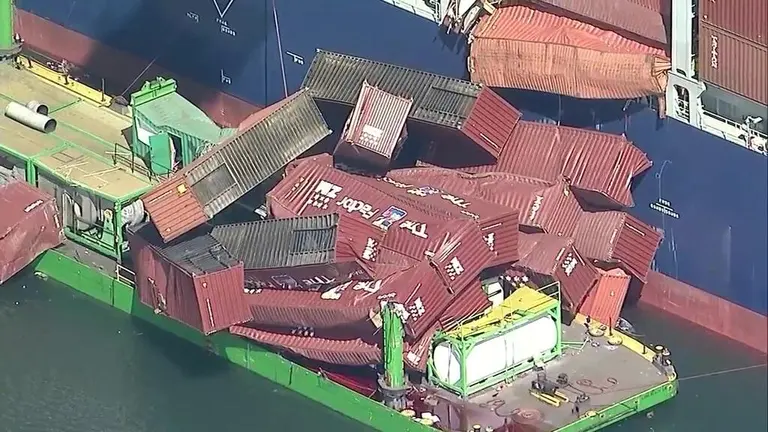 Decenas de contenedores caen al mar en California