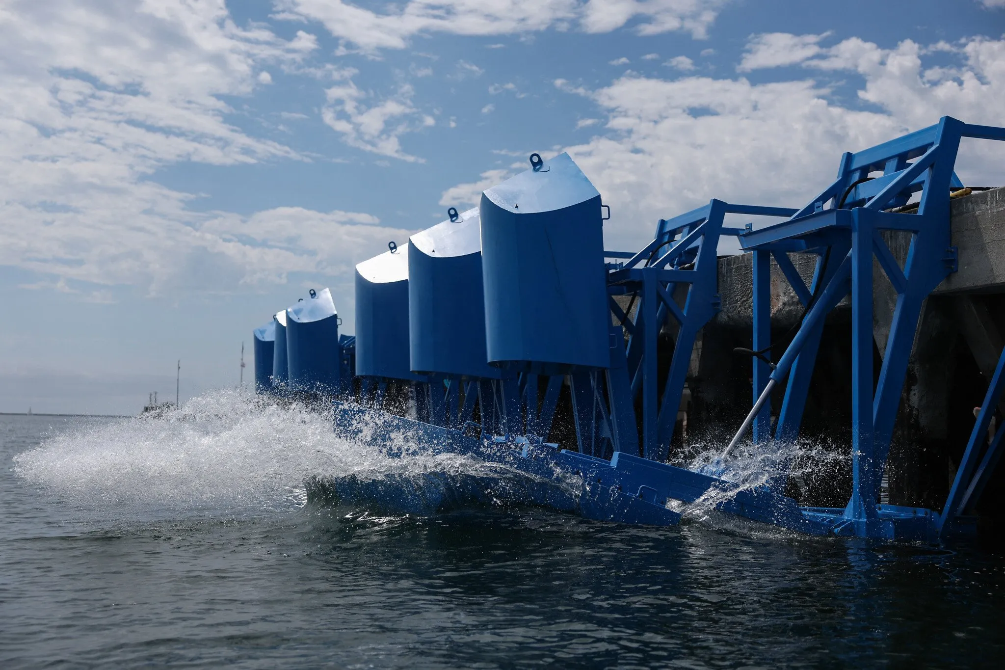 Puerto de Los Ángeles convierte el oleaje en electricidad: un hito azul en energías renovables