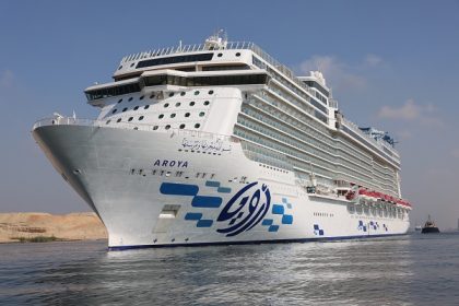 Crucero Aroya cruza el Canal de Suez rumbo a Arabia Saudita con 2.300 turistas