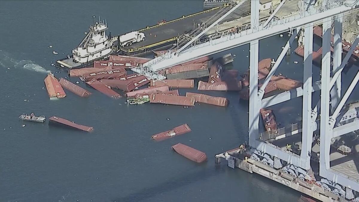 Puerto de Long Beach concreta salvamento de contenedores caídos desde buque