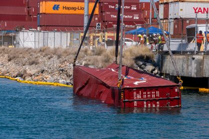 Continúan labores de salvamento tras incidente con carguero en Puerto de Long Beach