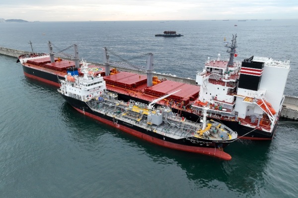 Puerto de Ulsan logra primer abastecimiento de combustible STS de metanol ecológico