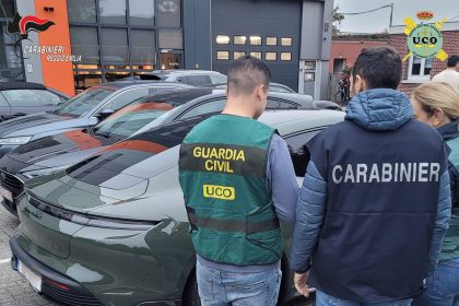 Policías desmantelan red criminal dedicada al contrabando de autos de lujo