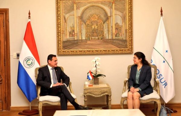 Canciller de Paraguay y representante del BID abordan avances del Corredor Bioceánico de Capricornio