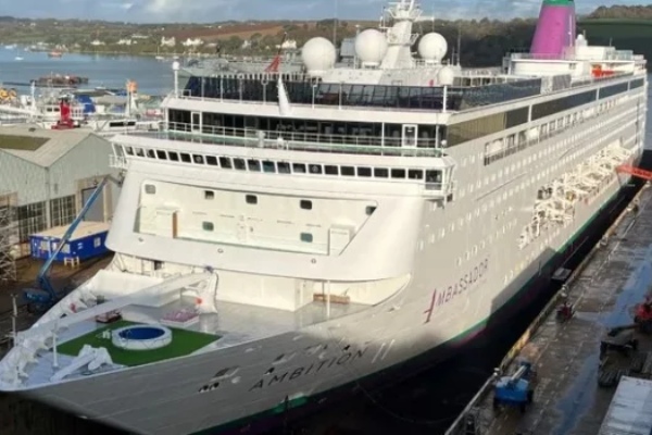 Crucero Ambition de Ambassador Cruise Line entra en dique seco para una remodelación