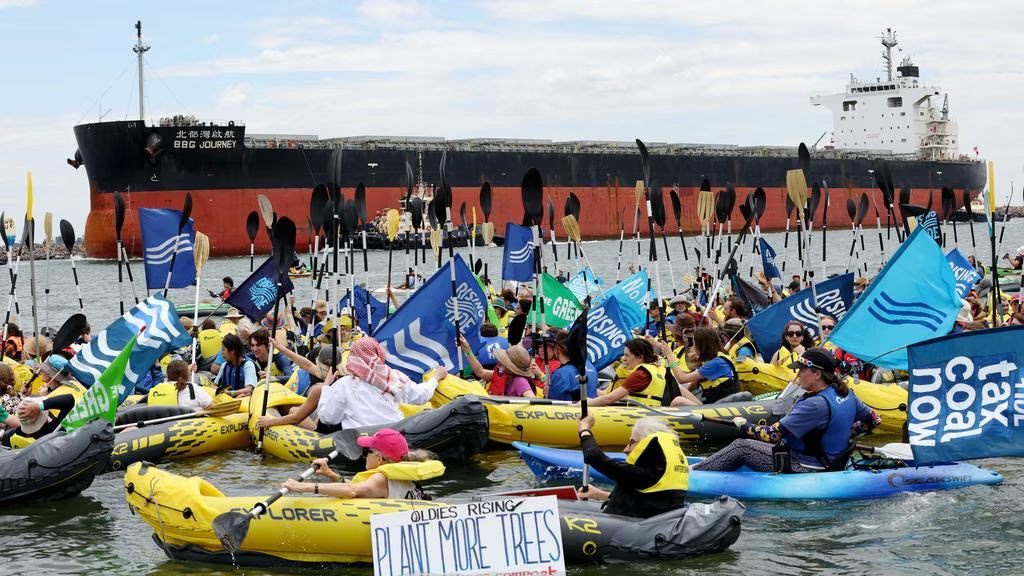 Protesta climática en Australia obliga a buque a abortar su llegada a puerto carbonero