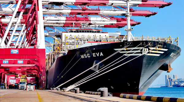 China: Puerto de Qingdao supera la marca de 700 millones de toneladas en carga 