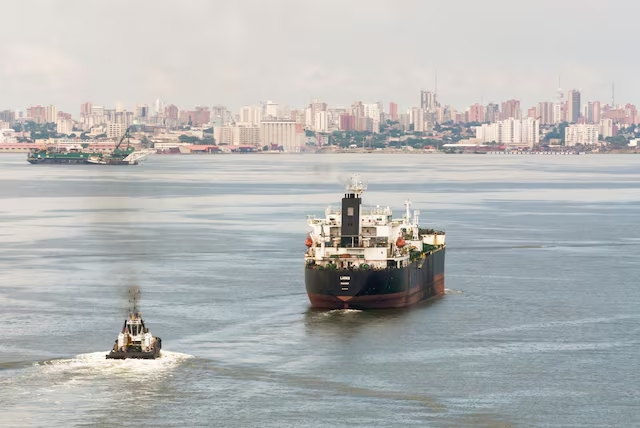 Seis petroleros que zarparon ocultos de Venezuela regresan a aguas del país