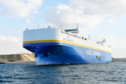 Industria automotriz busca reanudar transportes a través del Canal de Suez
