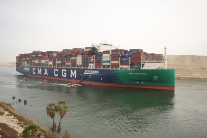 CMA CGM Seine cruza el Canal de Suez en su viaje inaugural