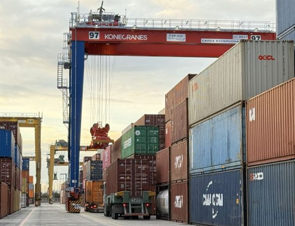 CSP Iberian Valencia Terminal avanza en su programa de ecoeficiencia con seis grúas