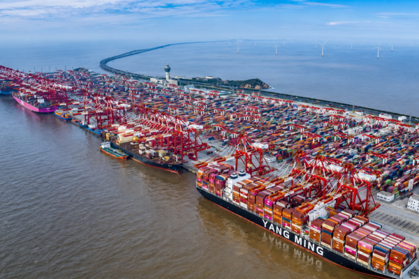 Shanghái impulsa la productividad portuaria con operaciones de cuatro atraques simultáneos