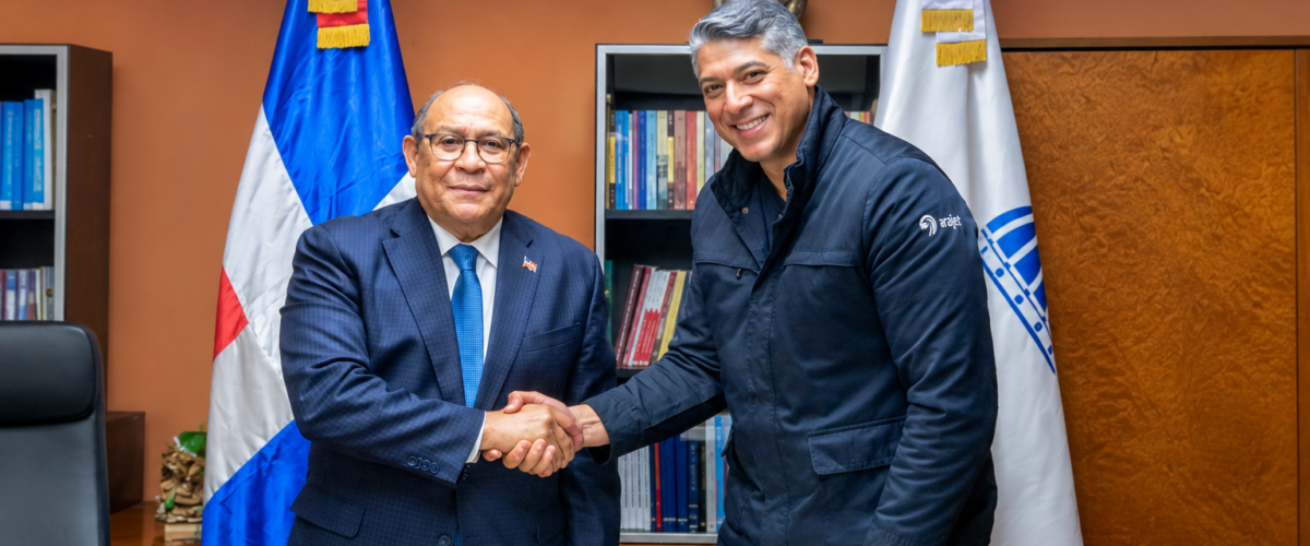 Arajet y MESCyT firman acuerdo para impulsar la formación de talento en la aviación dominicana