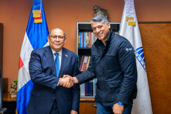 Arajet y MESCyT firman acuerdo para impulsar la formación de talento en la aviación dominicana