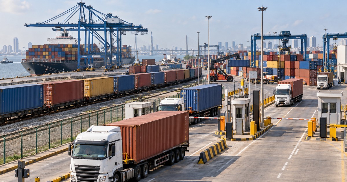 Terminal de contenedores con carriles de exportacion, camiones y tren de carga