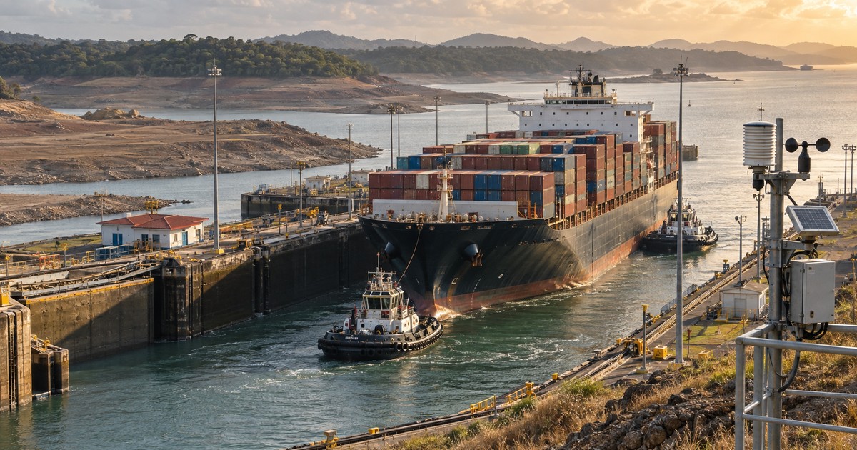Buque portacontenedores cruzando esclusas del Canal de Panama con niveles de agua visibles