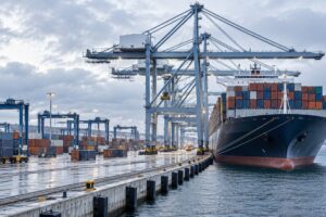 Terminal baltica modernizada con gruas y buque portacontenedores