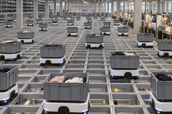 GXO incorpora 127 robots a su centro para Guess y acelera la preparación de pedidos