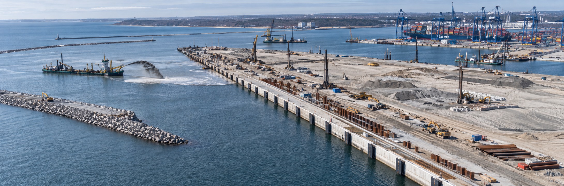 Obras de ampliación de un puerto báltico con nuevo muelle y dragado
