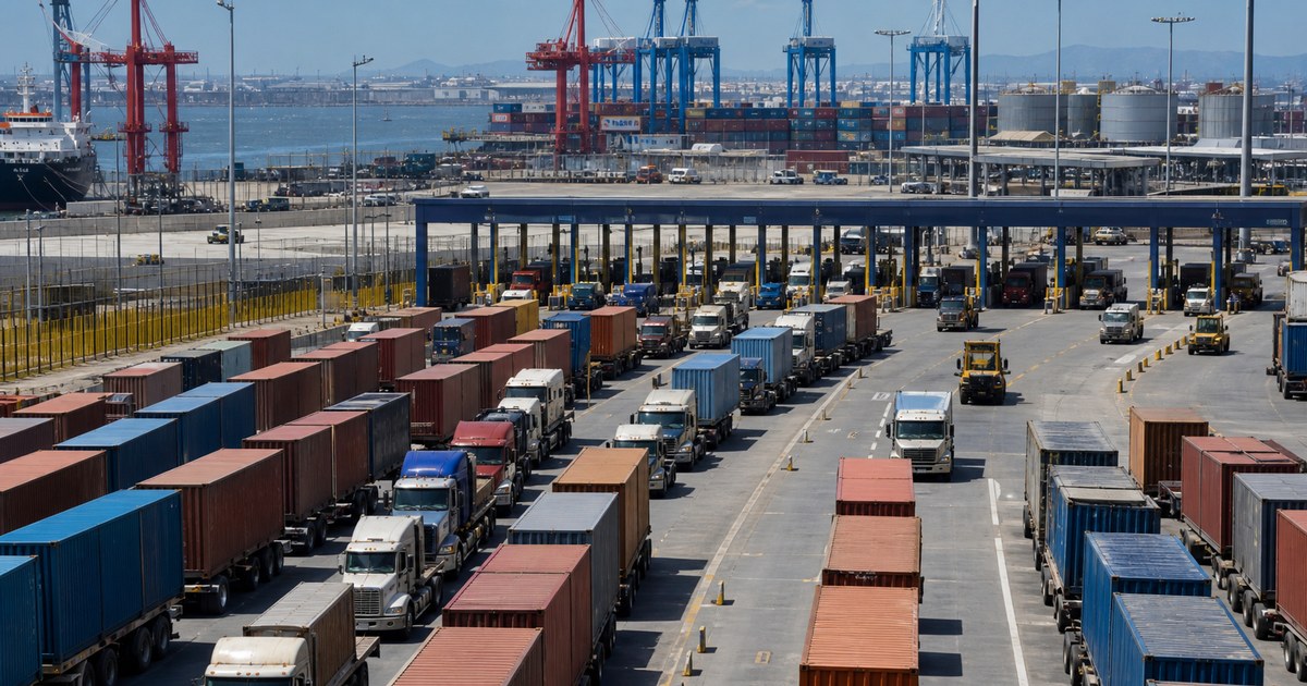 Camiones con contenedores esperando en acceso portuario durante una disrupción operativa