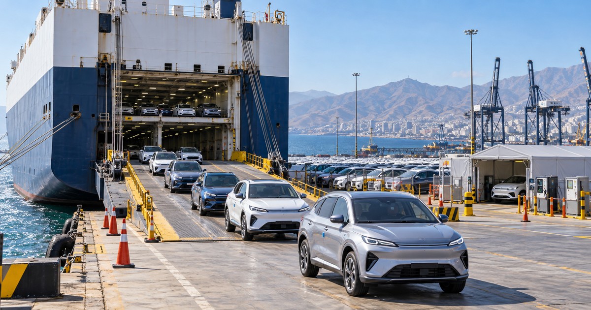 Vehiculos electricos descendiendo de un buque RoRo en terminal portuaria latinoamericana