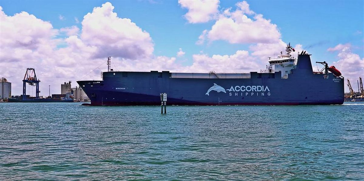 Buque de Accordia Shipping en una terminal portuaria