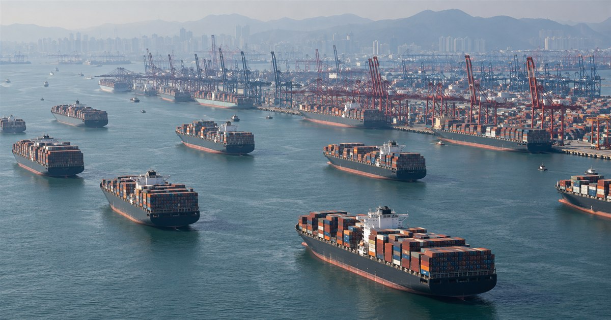Numerosos portacontenedores esperan turno frente a una terminal asiática congestionada