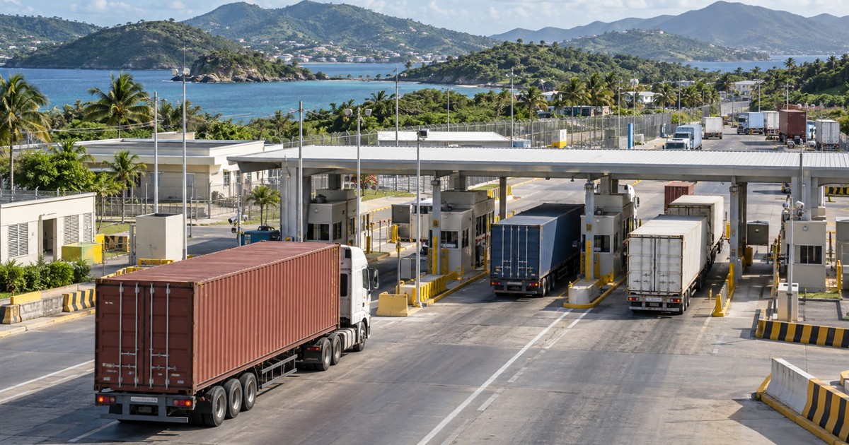 Camiones de carga en un puesto aduanero fronterizo del Caribe